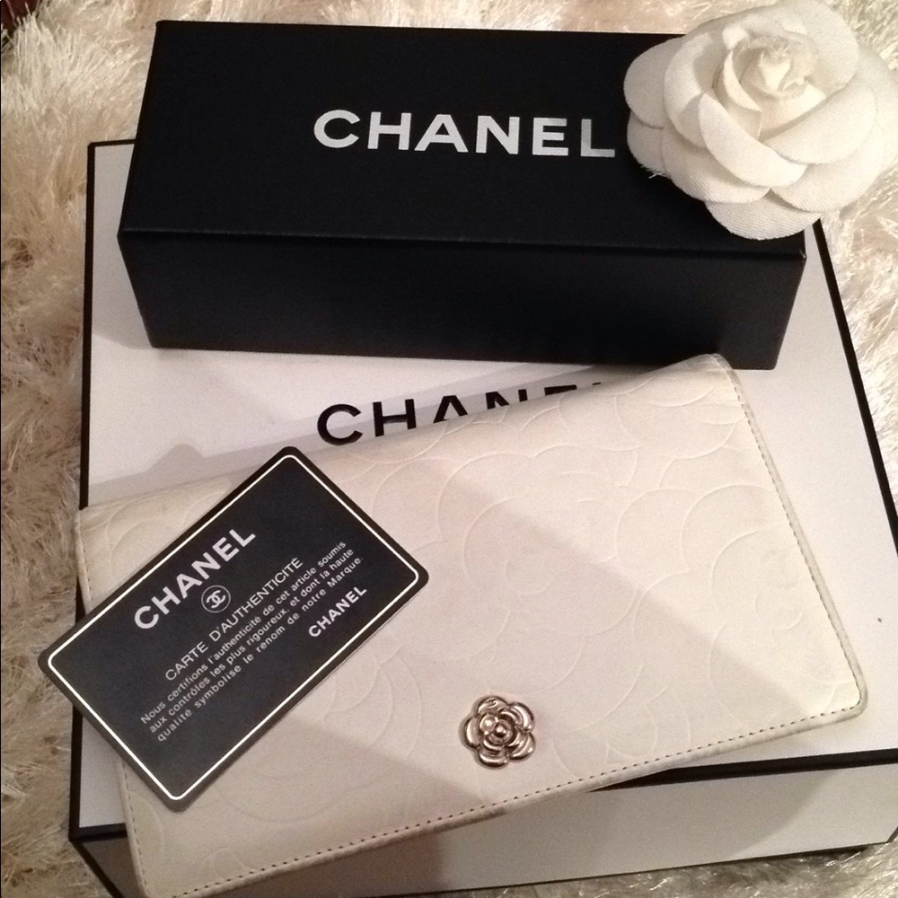 🚫SOLD🚫Chanel  Camellia Embossed Lambskin Wallet - Picture 4 of 8